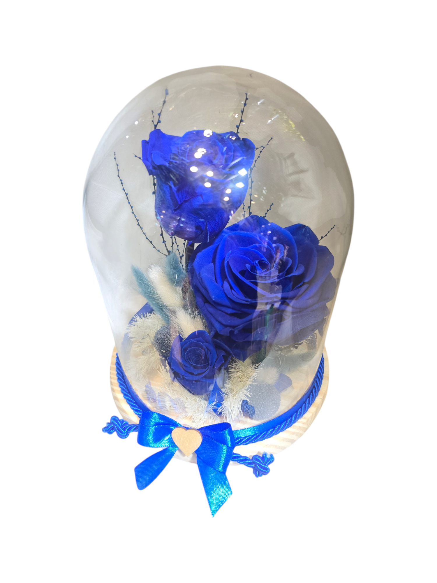 Featured image for “Cloche con 3 Rose Stabilizzate e Fiori Secchi – Elegante composizione sotto vetro”