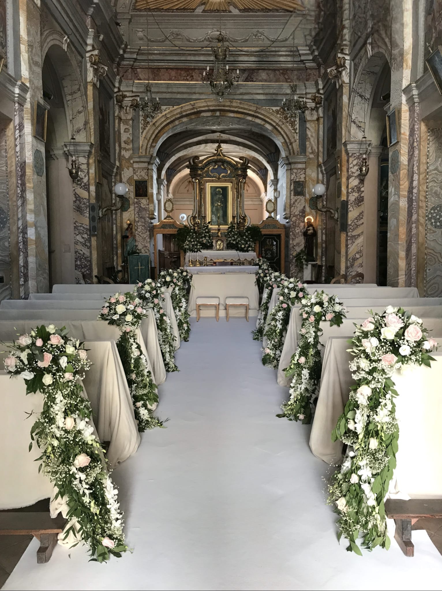 Allestimento floreale matrimonio in chiesa con navata decorata