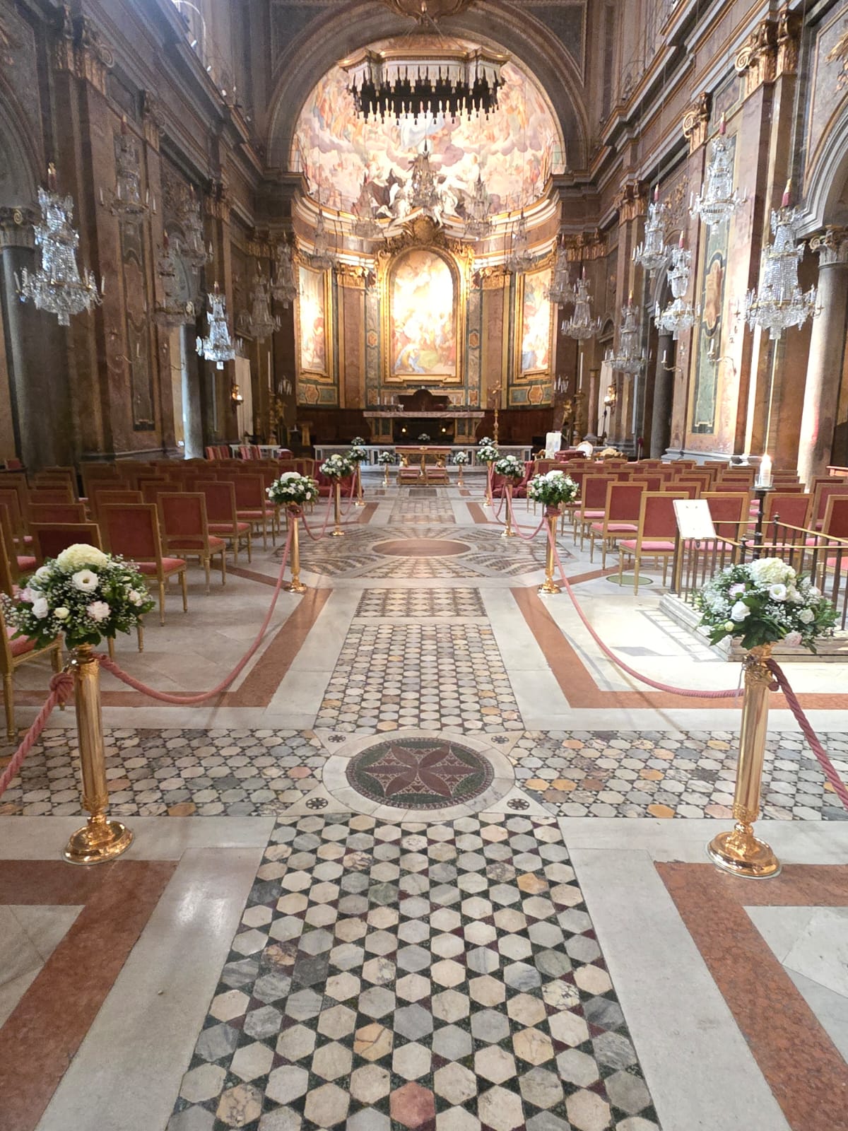 Allestimento floreale matrimonio con composizioni eleganti