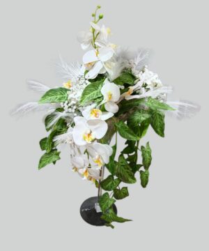 Cascata di Phalaenopsis artificiali bianche con foglie verdi variegate e dettagli floreali chiari