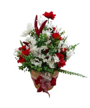 Cesto con peperoncini artificiali rossi, fiori bianchi e rossi e verde ornamentale