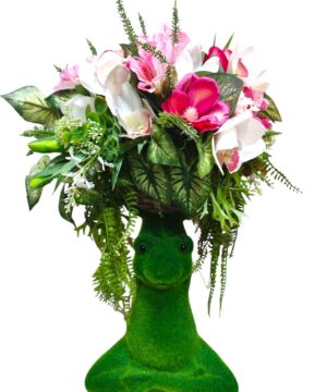 Rana verde decorativa con composizione artificiale di fiori rosa e bianchi e fogliame