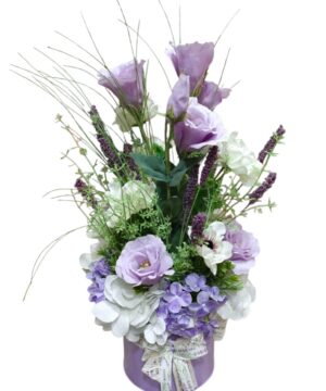 Composizione floreale artificiale bianca e lilla con edera in vaso lilla decorato con fiocco