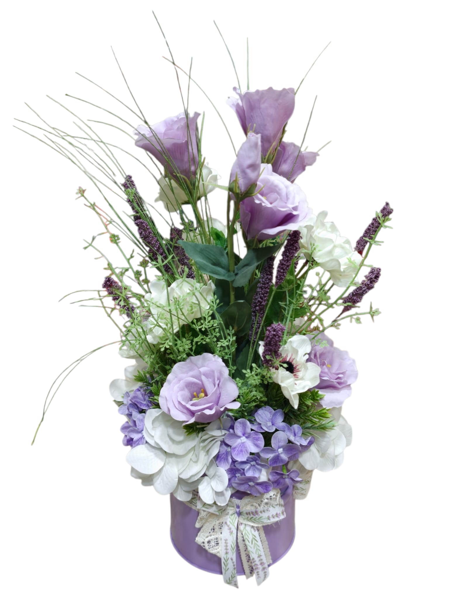 Featured image for “Composizione floreale artificiale bianca e lilla con edera”