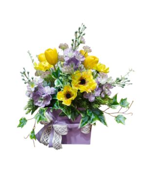 Cubo floreale artificiale con tulipani gialli, fiori lilla ed edera in contenitore lilla con fiocco